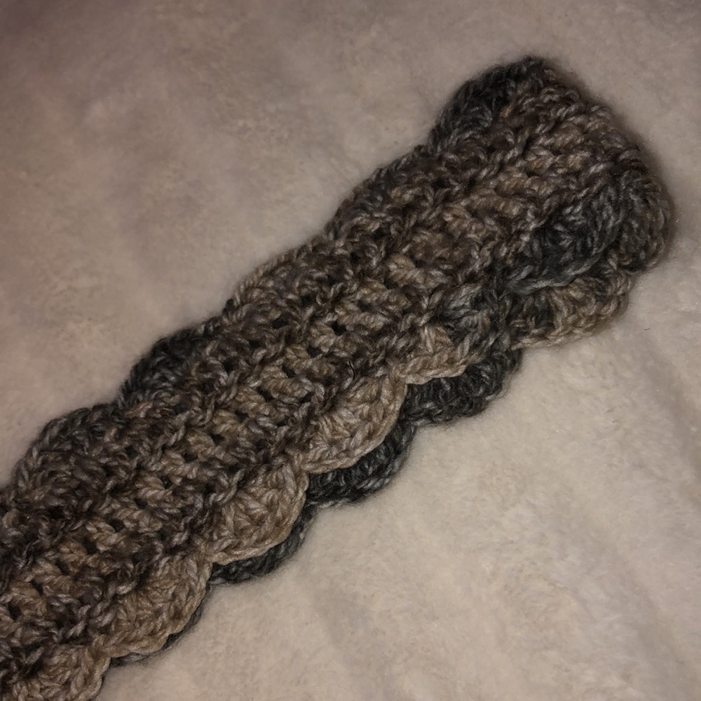 ⭐️SOLD⭐️ Handmade crochet shell-stitch scarf - Picture 4 of 5